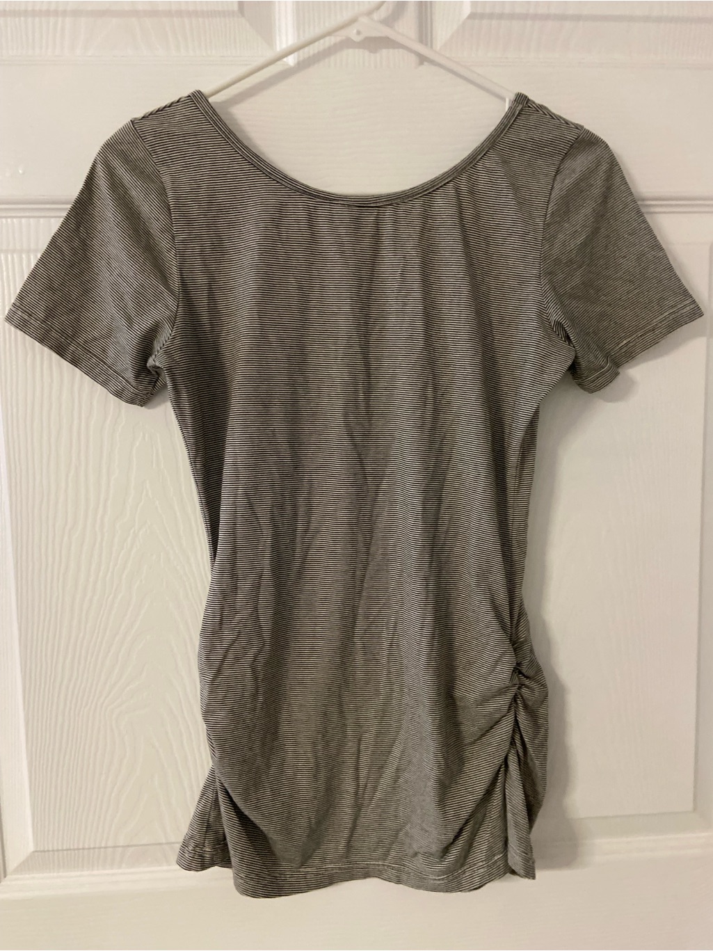 T39a- Nom Pinstripe Ruched Maternity T-Shirt — image 4 of 5